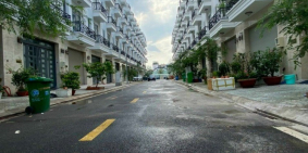 Nhà phố view sông, nằm cuối đường Thạnh Lộc 44, nhà như hình, sổ hồng riêng.