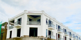 Nhà phố đối lưng dãy shophouse  ngay đường chính vào dự án