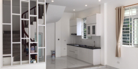 Cần bán gấp 46,6m nhà 3,5 tầng tổ 12 Thạch Bàn ô tô vào nhà, ngõ thông