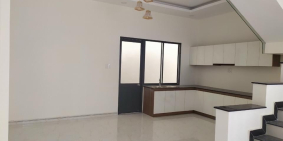 Nhà đẹp nội thất cao cấp SHR cách Chợ và UBND Hưng Long 900m