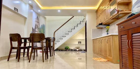 Bán nhà phố Nguyễn Văn Huyên, diện tích 73m2, 5.5 mét mặt, nhỉnh 5 tỷ.