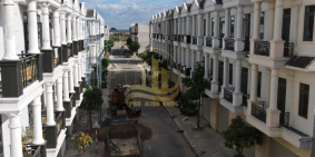 bán nhà phố kinh doanh, ngay cạnh vòng xoay Kim Hằng, mặt tiền đương DT745