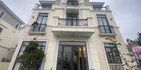 Biệt thự sân vườn "hàng cực hiếm", view công viên trong KĐT chuẩn Singapore