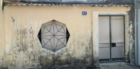 Diên tích 100m2  mặt tiền rộng 5m . hướng tây