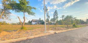 Bán lô đất trước mặt hồ bơi My Garden , đường nhựa 6m, sổ riêng từng nền