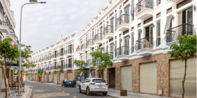 bán nhà 1 trệt 2 lầu đường thông rộng 13m tại TP dĩ an, bình dương LH 0962479845