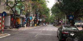 Nữ sinh mặt phố Nguyễn Đình Hoàn 65m2 x 6 tầng mt 4.6m giá 22.6 tỷ