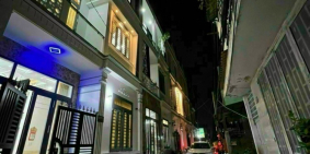 Nhà 1 trệt 2 lầu cặp bên Bệnh viện Đa Khoa Trung Ương