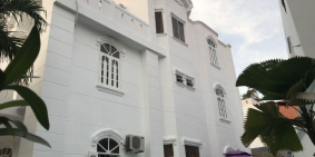 Bán căn biệt thự 1 trệt 2 lầu đường Lạc Long Quân hướng Tây nam, phường 2.