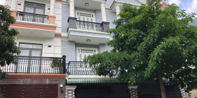 Kẹt tiền ra gấp căn nhà phố 1 trệt 2 lầu full nội thất