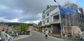 BÁN ĐẤT 3 MẶT TIỀN KQH AN SƠN P4 ĐÀ LẠT. ĐƯỜNG CHÍNH  9m, HÔNG ĐẤT 4m 5.5 TỶ