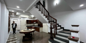 Cho thuê nguyên căn 4 tầng đường Đào Nhuận ( Gần Đại Siêu Thị Aeon Mall ).