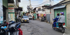 4 x15M - CHỈ TÍNH GIÁ ĐẤT -NHÀ MẶT TIỀN HẺM NHỰA ĐANG KINH DOANH TIỆM THUỐC TÂY.