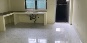 Cho thêu tầng 1, 1 tum, mặt chợ Lãm Làng, rộng 90m2, kinh doanh bất chấp.