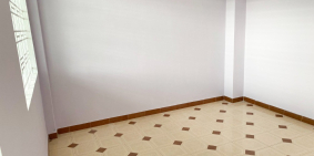 Phòng có ban công cửa sổ rộng rãi thoáng mát cho nvvp và sv thuê