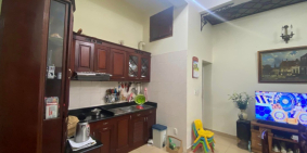 NHÀ PHÂN LÔ TRUNG KÍNH CẦU GIẤY - VỈA HÈ - Ô TÔ TRÁNH - DÂN TRÍ CAO