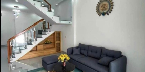 Nhà 1 trệt 1 lầu có sân đậu oto dt 68m2 có sổ hồng riêng