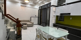 Cho thuê nhà 4 tầng sân cổng chung ngay xóm Trung - Văn Cao.