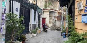 Ngộp bán gấp nhà hai mặt tiền hẻm khu gần chợ