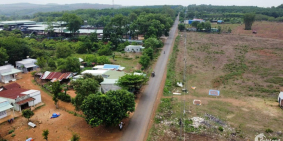 KẸT VỐN BÁN LẸ 2 LÔ GÓC 2 MT TỔNG 1860m2 GIÁ 195 TRIỆU SHR. SÁT CHỢ, QUỐC LỘ 13