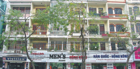 Nên thuê mặt bằng bán lẻ trong trung tâm thương mại hay thuê nhà mặt phố?