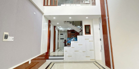 Nhà phố Lộc Vừng, Mặt tiền Quốc lộ 13, kế bên cổng Vạn Phúc City, Full nội thất