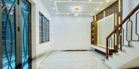 Mặt tiền rộng rãi, cách phố chỉ 30m - Nhà 6 phòng ngủ, mỗi phòng đều có ban