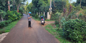 đắt 2 mt tiền dường hiện hữu, khu dân cư,gần trương học chợ DT: 8,4*25 sổ riêng