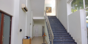 Bán đất và văn phòng (1 trệt , 2 lầu), có 2 phòng ngũ và sân cỏ tầng trên