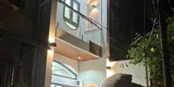 nhà nở hậu tài lộc, còn mới đẹp, ban công trước sau? sân để xe, pháp