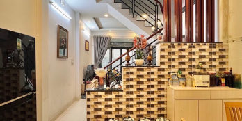 Nhà vuông vức, hoàn công đầy đủ, khu vực an ninh yên tĩnh, sân thượng trước sau 