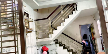 nhà ngộp 3 tầng 7 X 10 giá 4 tỷ đồng cần bán gấp 