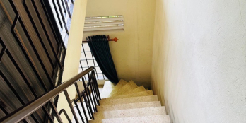 Nhà mới ở liền, gần mặt tiền đường, có phòng ngủ trệt, khu vực an ninh lịch sự 