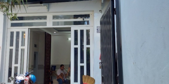 Ngang 5m, 45m2, 2 tầng, 2pn2wc. Nhà 2 mặt hẻm, có sân để xe rộng. Đẹp. Pháp lý 