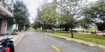 chính chủ cần bán gấp lô đất đối diện công viên sát chợ xuyên á. 5x18 rất đẹp