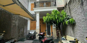 Nhà nở hậu, ngang hơn 5m, sân thượng trước sau, sân để xe, khu vực an ninh lịch