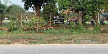 đất gồm có sân cỏ nhân tạo đang hoạt động 