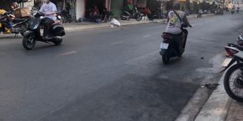 Nhà cũ tiện xây mới, mặt tiền đường khu kinh doanh sầm uất. Ngang 3m. Nhà 1 chủ