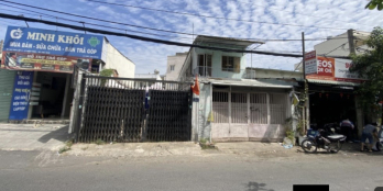 Trên đất có nhà cấp 4 hai căn 