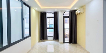 nở hậu đầu 3.5m đuôi 4.8m, 4 tầng mới đẹp, giếng trời, ban công. Khu vực an ninh