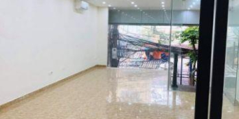 Chính chủ cho thuê văn phòng 25m2 - 50m2 siêu đẹp tại ngã ba mặt phố Nguyên Văn Huyên, Cầu Giấy. - Vị trí đắc địa: Gần nhiều ngân hàng lớn như Agribank, VPbank,