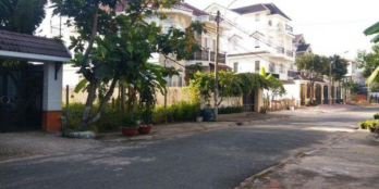 Bán gấp lô đất mặt tiền đường Dương Quảng Hàm, sổ hồng riêng, xây dựng tự do