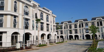 Cần bán nhà 1 trệt 2 lầu, 85m2, SHR, cách chợ Bình Chánh 8km giá  2,5 tỷ