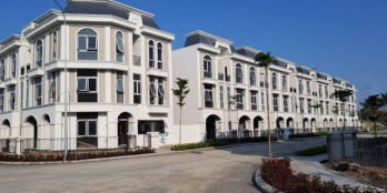 Bán nhà 1 trệt 2 lầu 85m2 MT Nguyễn Văn Tuôi, SHR, trả góp 0% LS