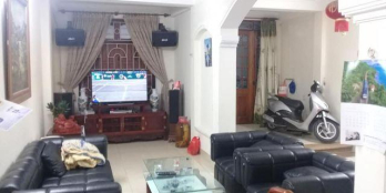 Nhà hiếm phố Giáp Bát, ô tô, DT 46m2, 4,5 tầng, MT 4,3m, giá 4,4 tỷ.