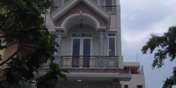 Bán nhà 1 trệt 2 lầu, DT 5x17m, giá 2.4 tỷ, đường Hoàng Phan Thái đang cho thuê 15 tr/tháng