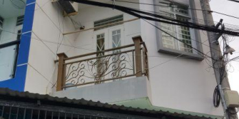 do cần tiền gấp nên gia đình tôi muốn bán căn nhà 2 lầu đúc ở gần cầu rạch tôm