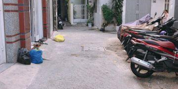 Bán nhà Nguyễn Trọng Tuyển 70m2, 3.5x20m, P8 Phú Nhuận, giá 6.8 tỷ TL.  + Nhà 1 trệt 2 lầu 5 phòng ngủ rộng rãi, có sân trước nhà để xe vài chiếc.