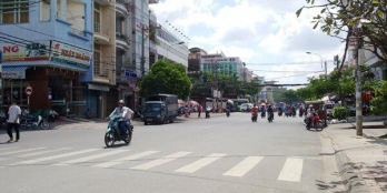 Hẻm xe tải đường Âu Cơ, TB. Vị trí đẹp ở Or cho thuê đều OK.