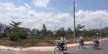 ĐẤT ĐỐI DIỆN KHU BIỆT NHÀ GIÀU